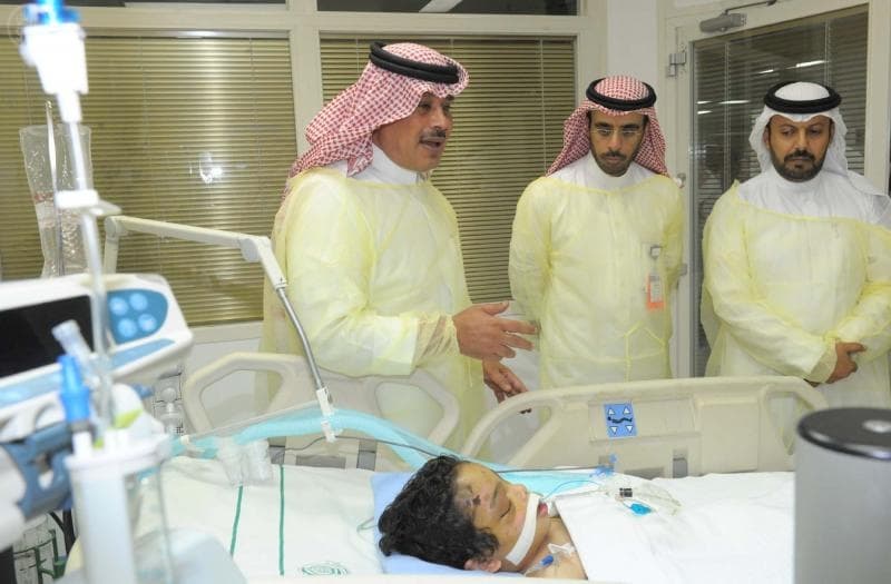 أمير الباحة يطمئن على الحالة الصحية لمصابي حادث بلجرشي