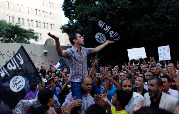 إخلاء سفارة واشنطن في صنعاء من المتظاهرين .. و 16 مصابا في اشتباكات السفارة الامريكية في القاهرة
