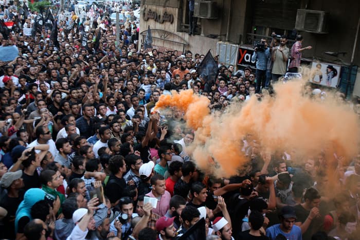إخلاء سفارة واشنطن في صنعاء من المتظاهرين .. و 16 مصابا في اشتباكات السفارة الامريكية في القاهرة