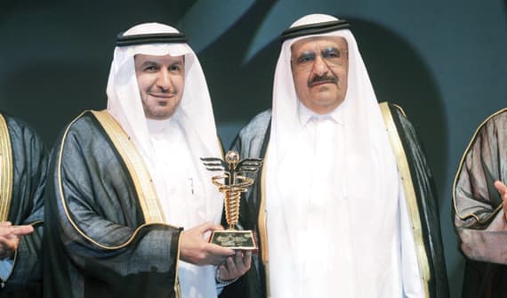 نائب حاكم دبي يسلم وزير الصحة جائزة حمدان