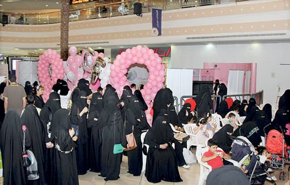 جمعية السرطان تكسو أعمدة الإنارة بـ «الوردي» لتعزيز حملتها