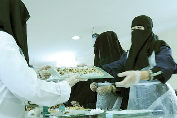 تحرك حكومي لتعزيز عمل المرأة بدعم مالي لمشاريع نقل العاملات