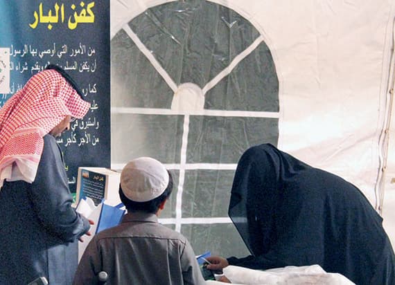 نساء أسر محتاجة يتحوّلن إلى «حرفيات» ويروّجن لمنتجاتهن