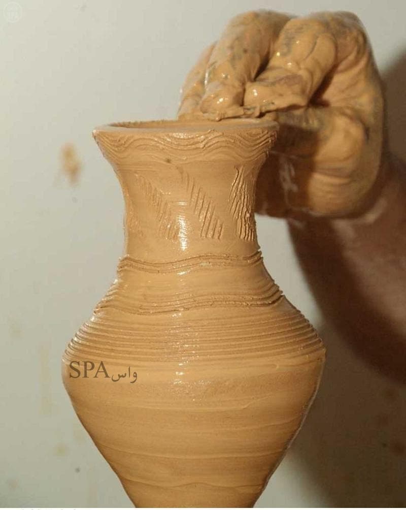 قصة مصورة: الفخاريات والمشغولات الطينية تعيد ذاكرة جدة القديمة إلى الحاضر