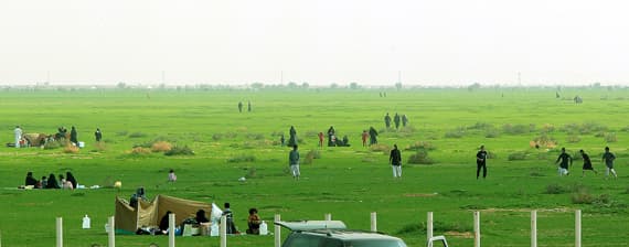 قصة مصورة : الأمطار والطبيعة الخلابة تجذب سكان الرياض لزيارة روضة نورة