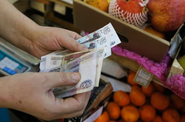 التهديد بالحرب يهوي بالأسواق الروسية والروبل