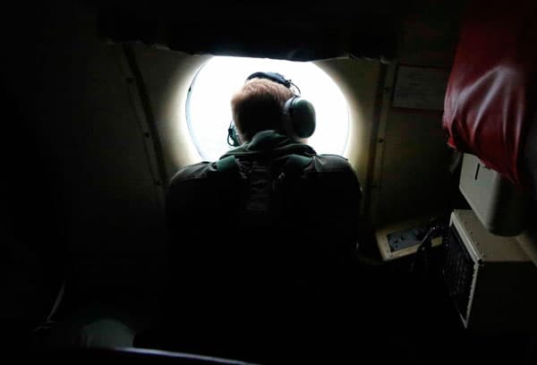 التلفزيون الصيني يعرض صورا لحطام محتمل للطائرة الماليزية المفقودة