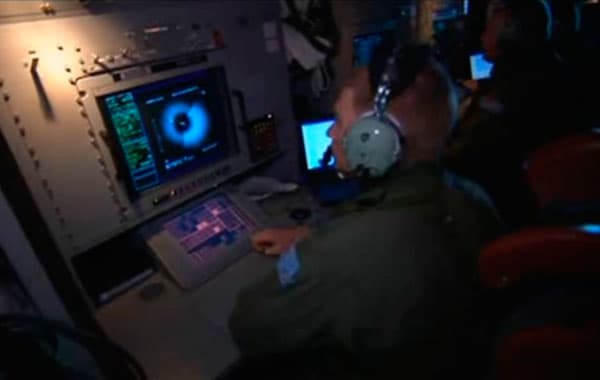 التلفزيون الصيني يعرض صورا لحطام محتمل للطائرة الماليزية المفقودة