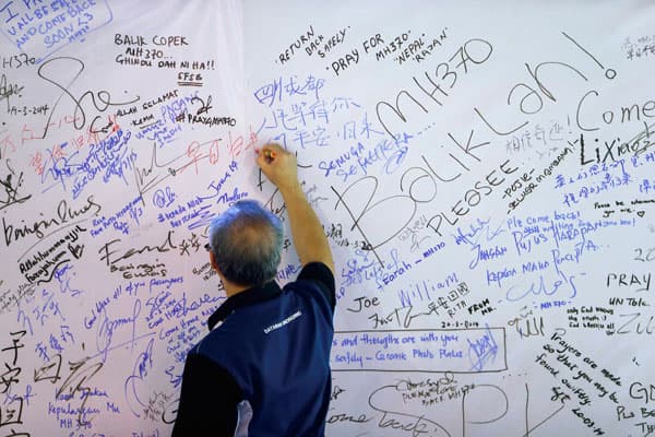 التلفزيون الصيني يعرض صورا لحطام محتمل للطائرة الماليزية المفقودة