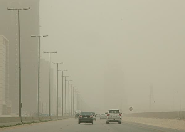 موجة غبار تضرب الشرقية وتوقف الحركة الملاحية في ميناء الدمام