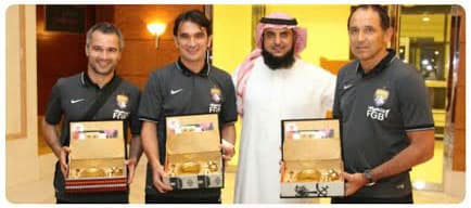 "دعوي البطحاء" يقدم "هدية رياضي" لمدرب العين الاماراتي وأجانبه