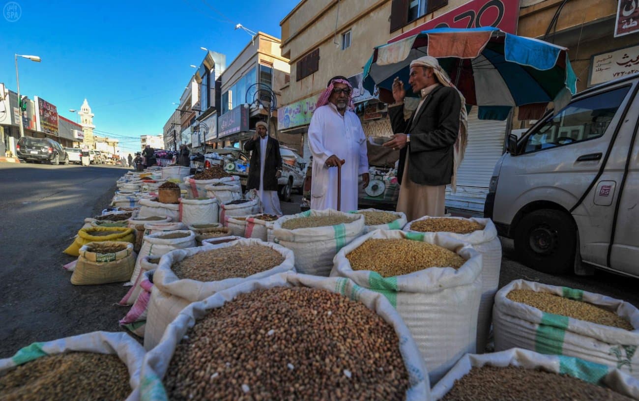 سوق السبت في بلجرشي يستقطب المتسوقين بمعروضاته ومنتجاته المميزة