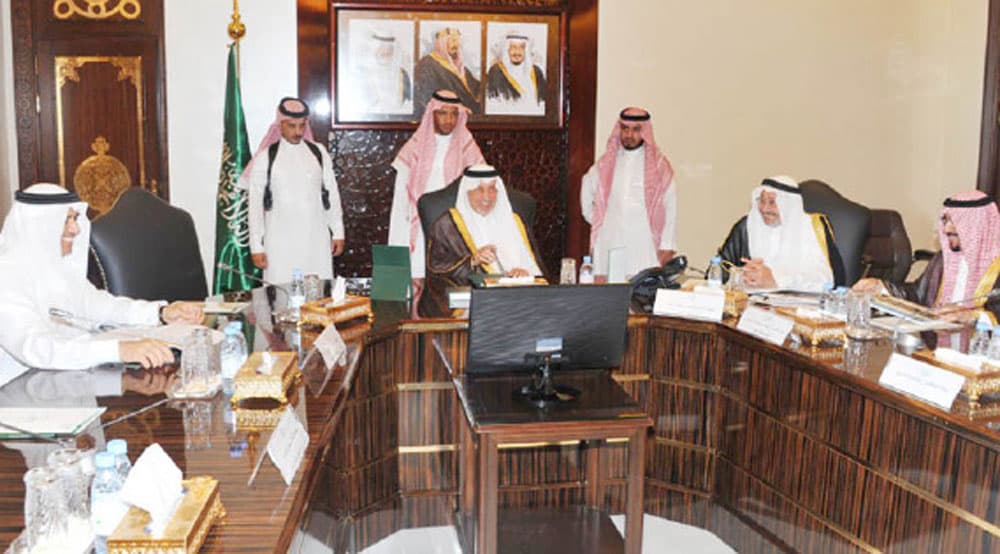 خالد الفيصل يناقش استعدادات سوق عكاظ