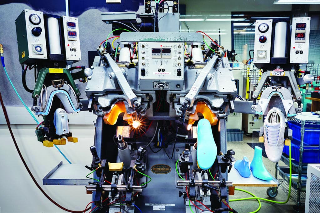 الروبوتات تشهر «البطاقة الصفراء » لمليون عامل في مصانع "نايكي"