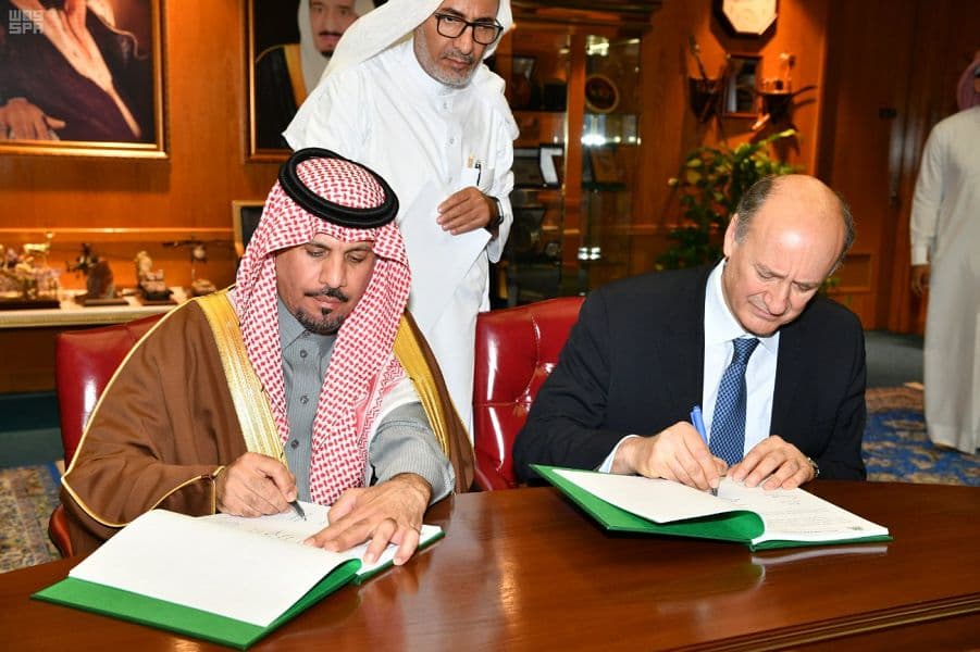 وزير الحرس الوطني يوقع عقد استكمال نحو 6 آلاف وحدة سكنية في الرياض مع شركة إيطالية