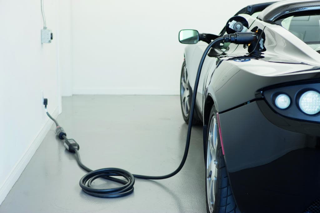 إنزال معركة السيارات الكهربائية من المواقع إلى المصانع