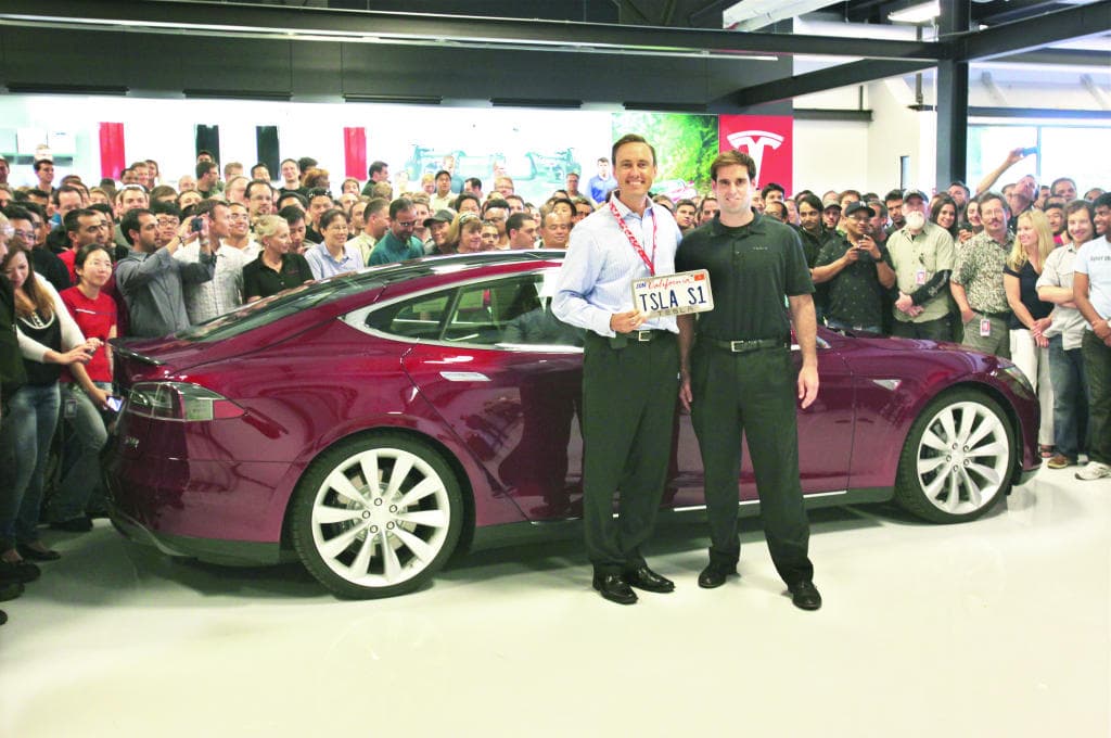 إنزال معركة السيارات الكهربائية من المواقع إلى المصانع