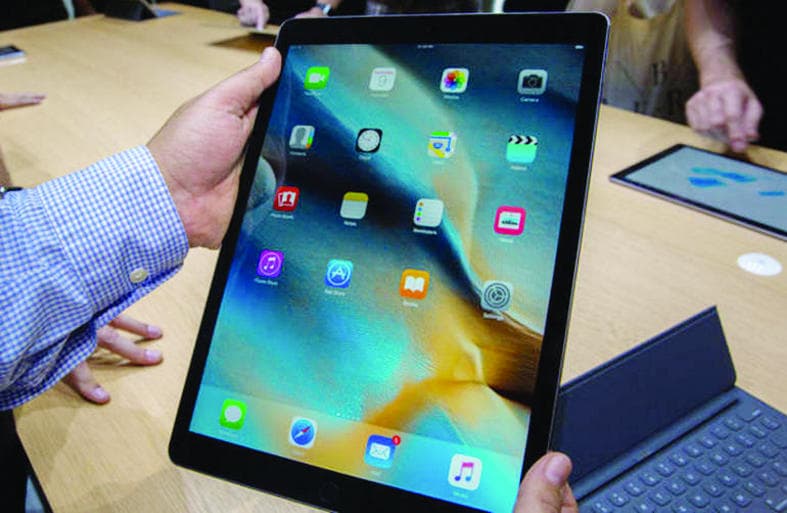 «أبل» تستعين بصداقات «آيباد» لحل إشكالات «الساعة»
