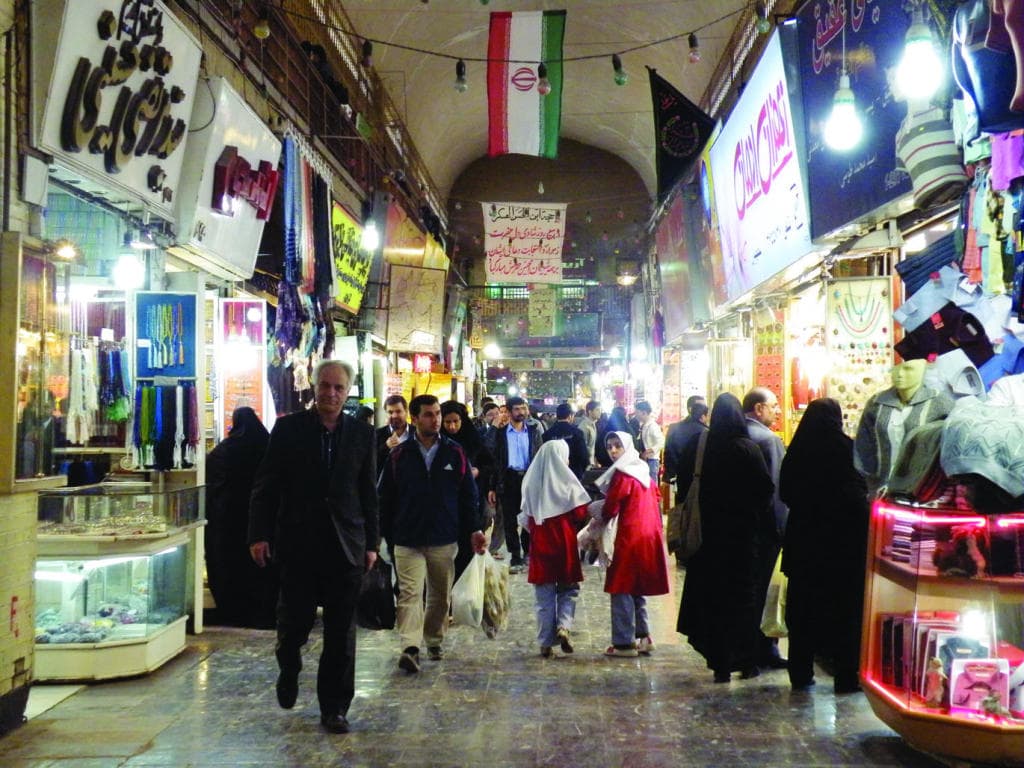 الأزمة الاقتصادية تدفع البرلمان الإيراني إلى استدعاء روحاني للاستجواب