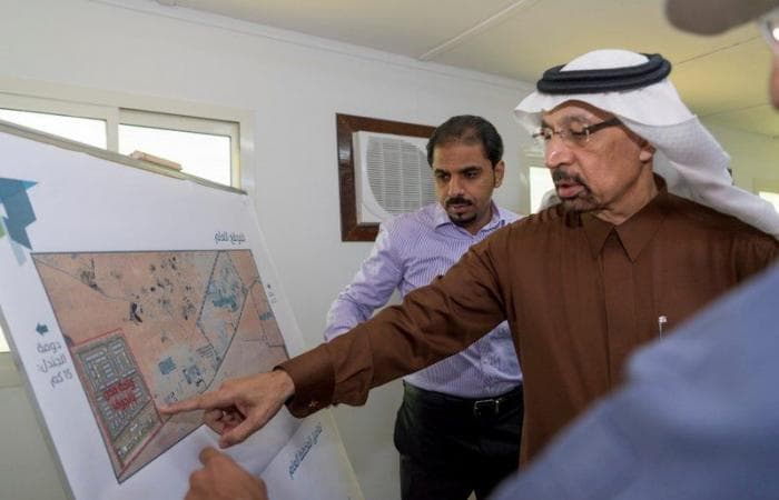 الفالح يتفقد سير أعمال مشروع الطاقة الشمسية الكهروضوئية في سكاكا