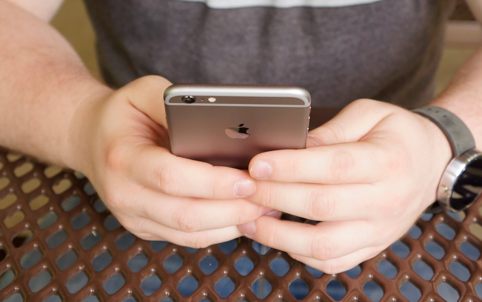 "داء الآيفون".. الهواتف الذكية تسبب ضمور مفاصل اليد