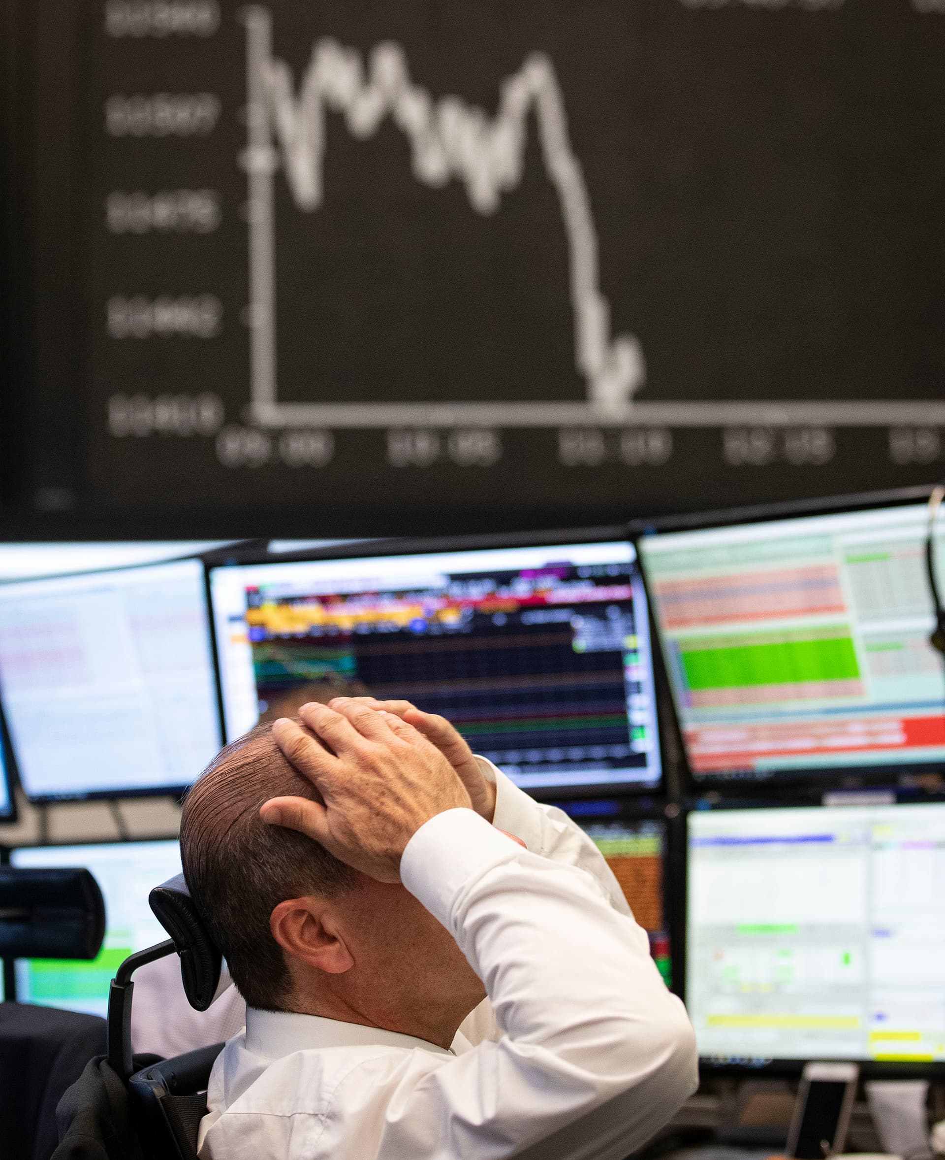 المخاطر تربك أسواق العالم .. تراجعات تصل إلى 15 % في أيام و«الملاذات» طوق نجاة المستثمرين