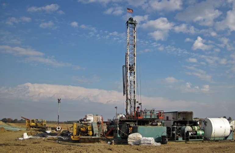 عدد منصات النفط في أمريكا تتراجع إلى 696 منصة