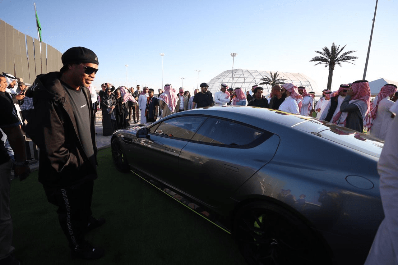 رونالدينهو أول مشتر في مزاد معرض الرياض للسيارات