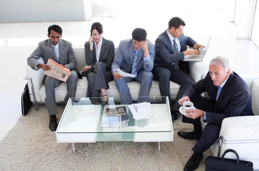 مدير يتأخر 11 ساعة عن مقابلة المتقدمين للوظائف لاختبار صبرهم