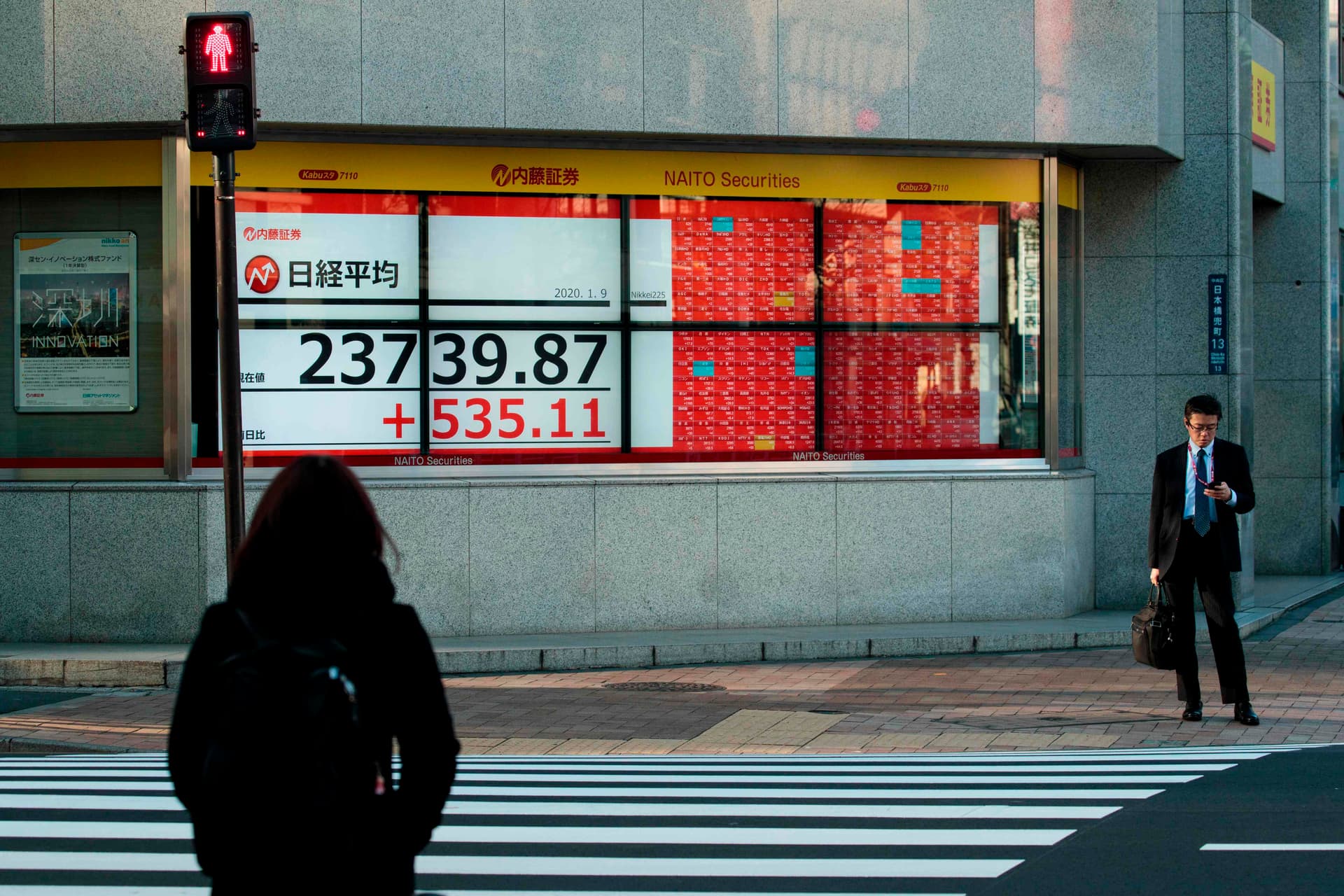 الأسهم اليابانية تحقق أكبر ارتفاع في نحو شهر