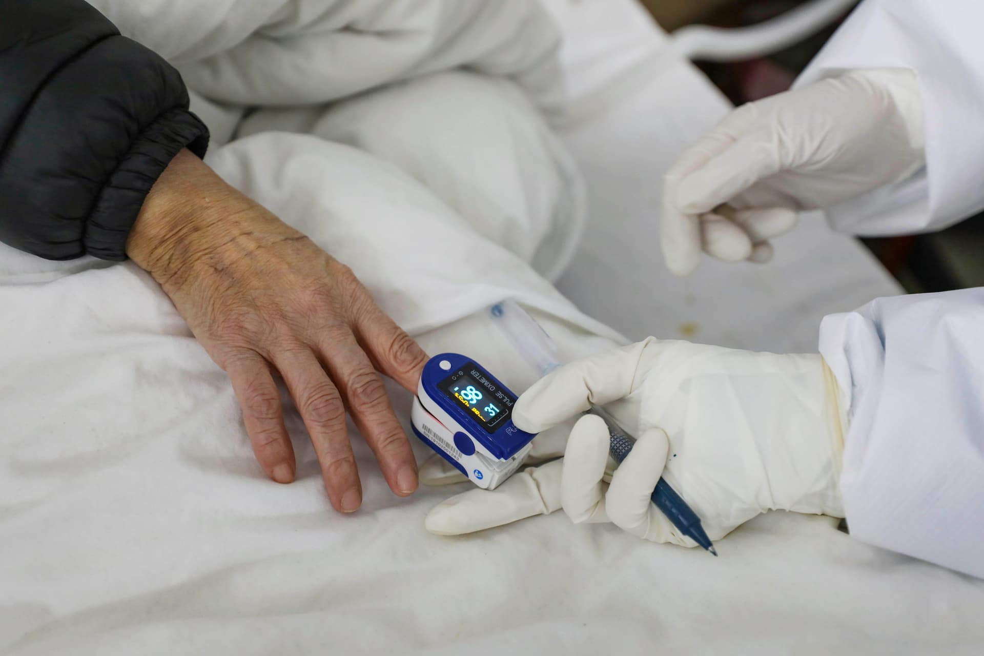 رقم قياسي مخيف.. 15 ألف إصابة بكورونا في يوم