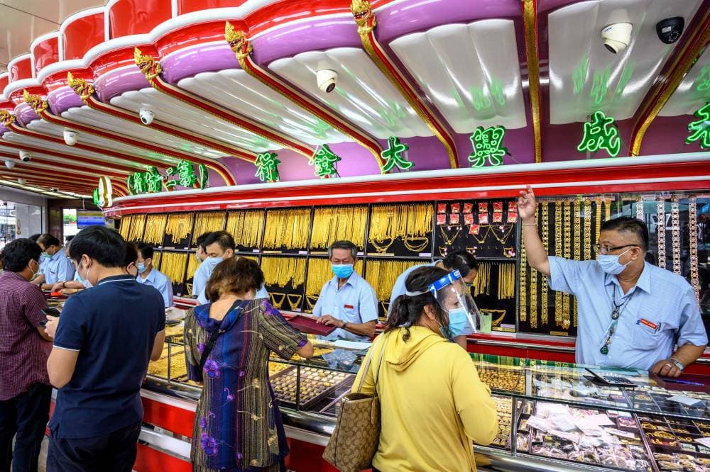 زبائن داخل متجر للذهب داخل الحي الصيني في بانكوك. "الفرنسي"