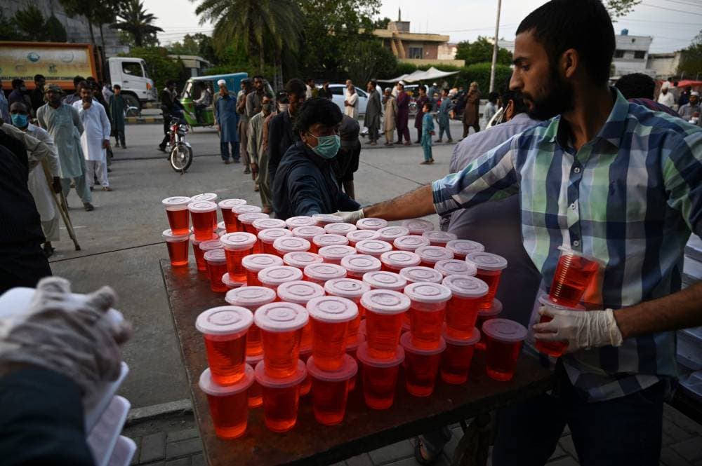 توزيع العصائر على الصائمين في روالبندي الباكستانية."الفرنسية"