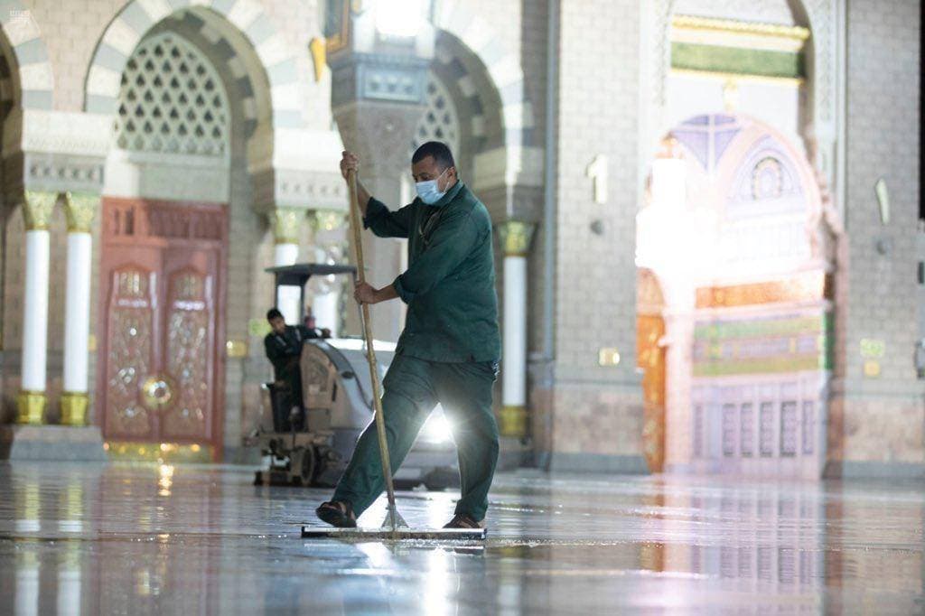 تنظيف المسجد النبوي عقب هطول أمطار خفيفة على المدينة المنورة أمس .واس