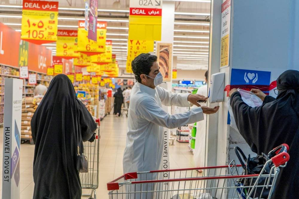 تعقيم وإجراءات وقائية في الأسواق.