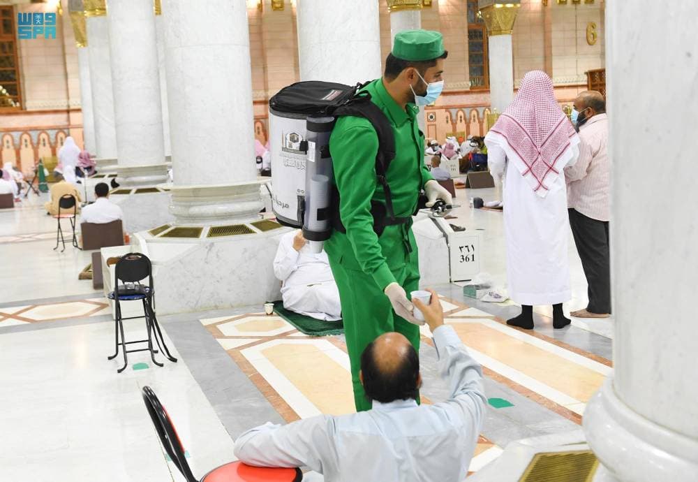 توزيع ماء زمزم على قاصدي المسجد النبوي. «واس