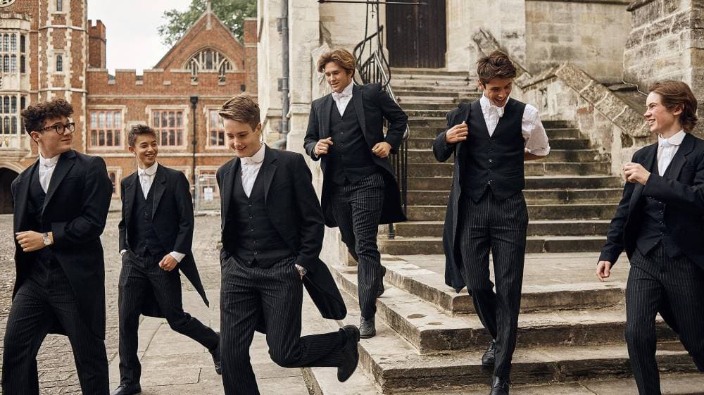 طلبة داخل كلية إيتون.