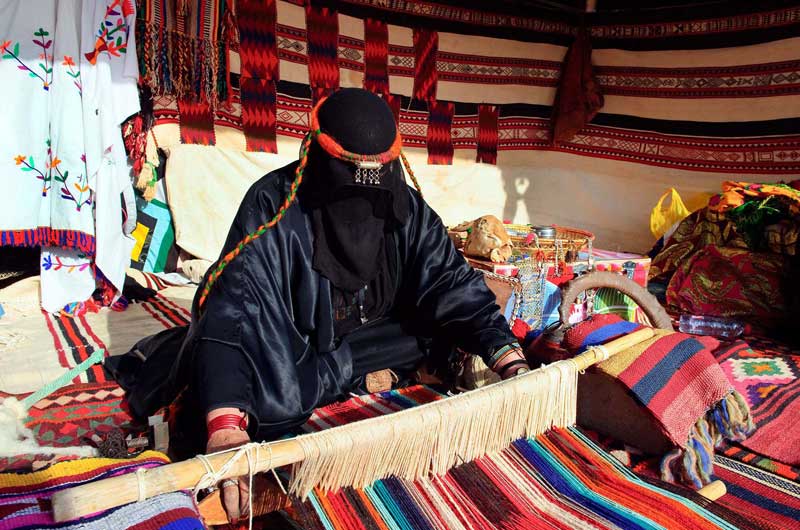 يكتب الصحفي تقرير عن الحرف والمهن