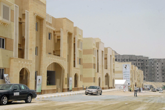 أمير مكة يسلم 1200 مستفيد من الإسكان الميسر منازلهم في العاصمة المقدسة