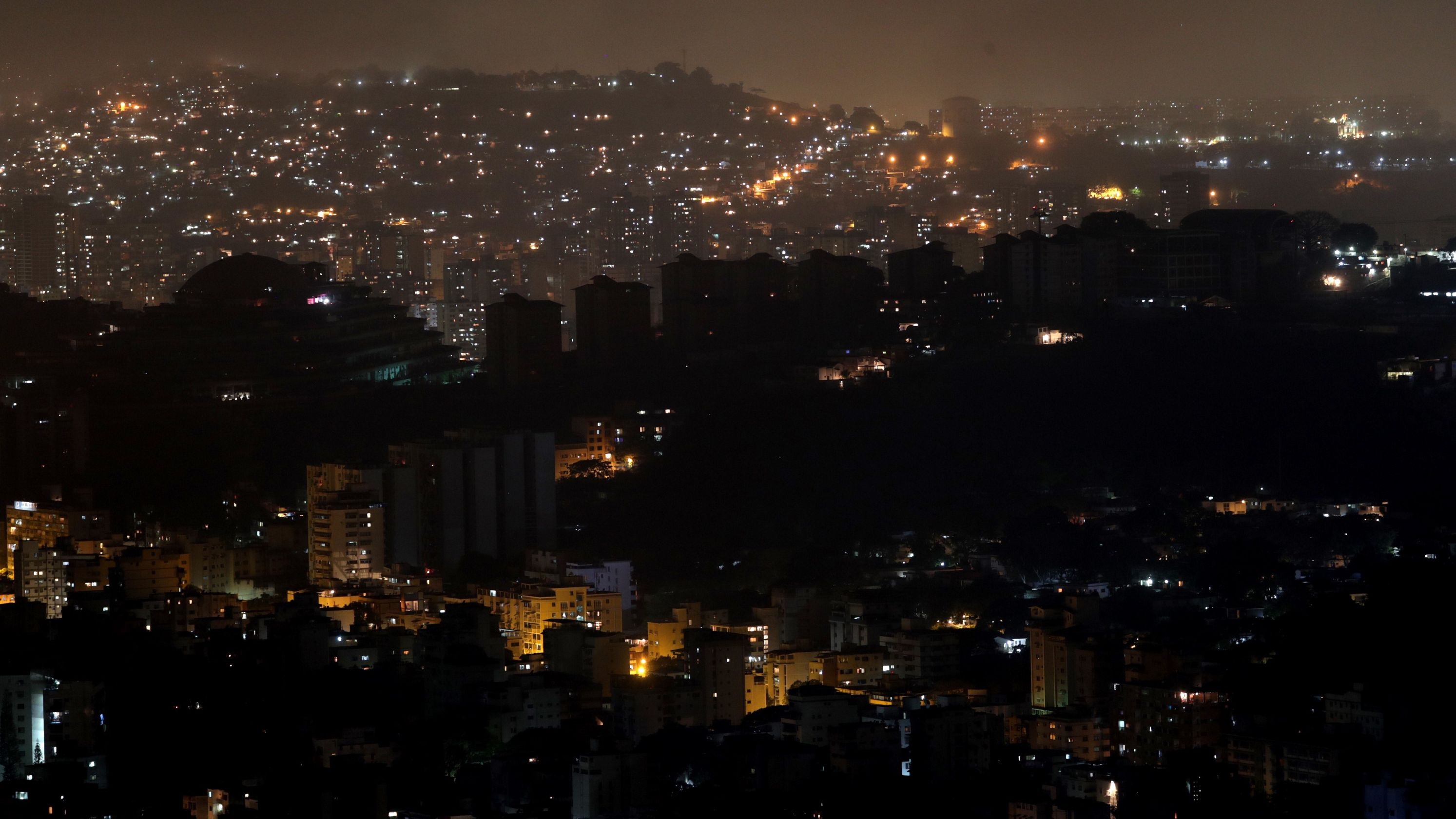 انقطاع الكهرباء مجددا عن مناطق واسعة في فنزويلا   صحيفة الاقتصادية
