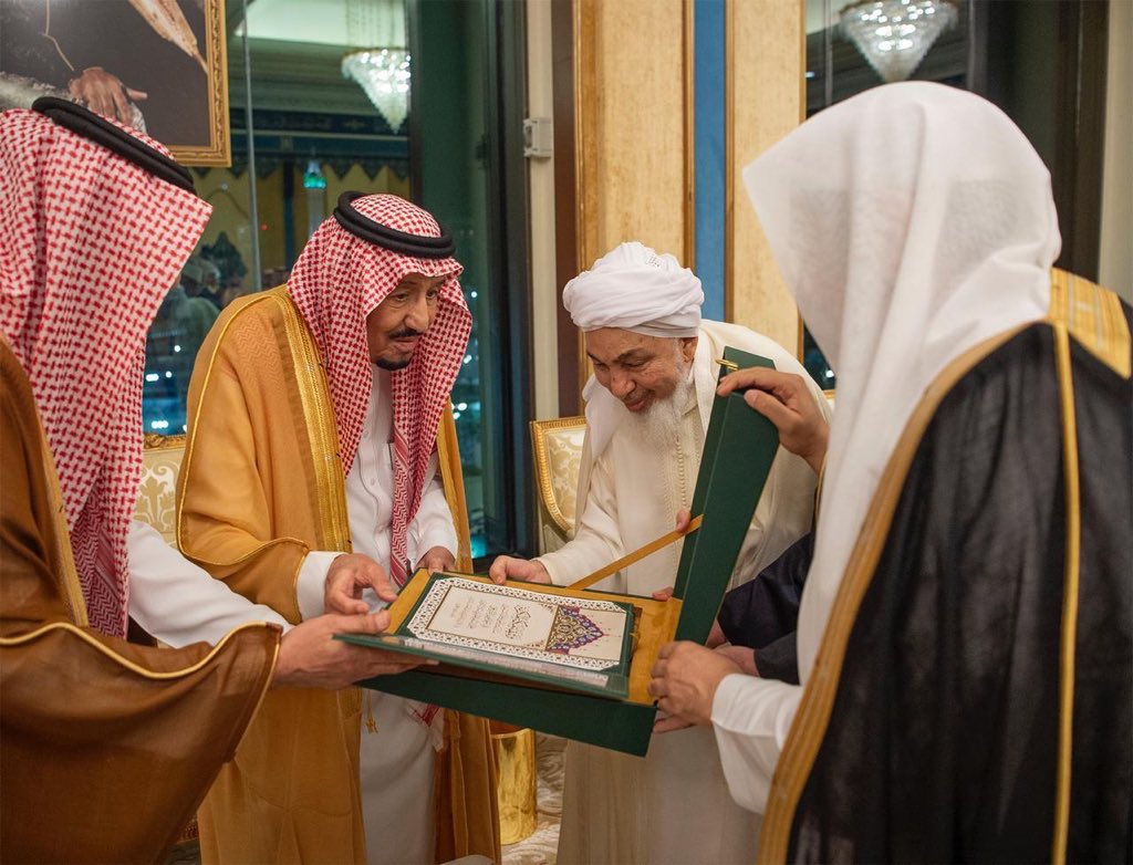 الملك خلال تسلمه وثيقة مكة المكرمة : نحن أمة وسط بلا تشدد ولا غلو   صحيفة الاقتصادية