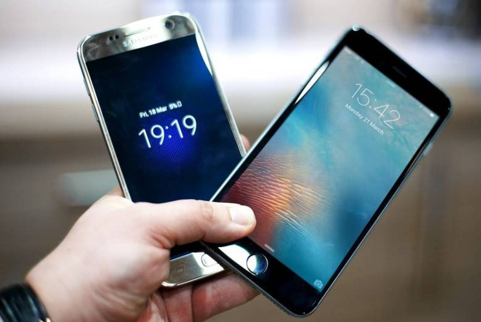 بسبب تراجع مبيعات آيفون .. أبل تدفع 680 مليون دولار لـ سامسونج صحيفة الاقتصادية بسبب تراجع مبيعات آيفون .. أبل تدفع 680 مليون دولار لـ سامسونج صحيفة الاقتصادية