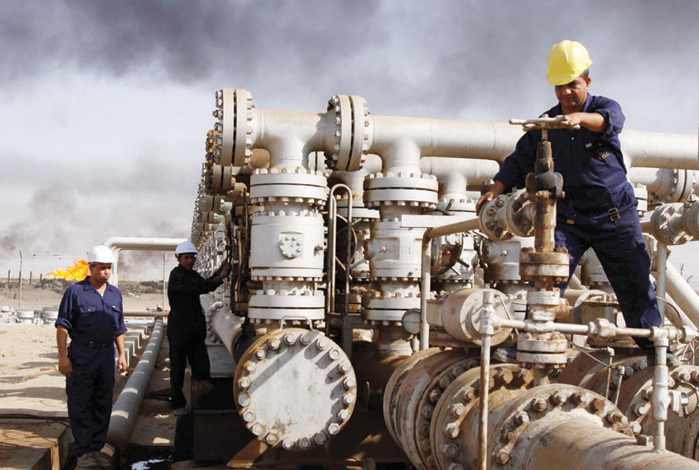 النفط يرتفع مدعوما بتراجع مفاجئ للمخزونات الأمريكية وتوقعات بانكماش إمدادات «الصخري»