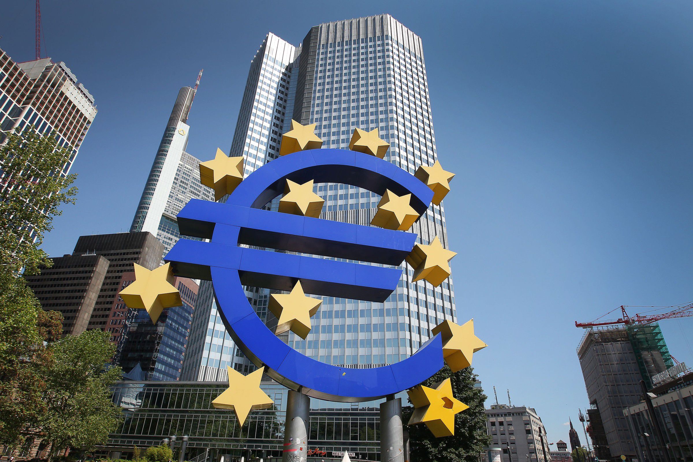 المفوضية الأوروبية تدعو حكومات اليورو إلى دعم جهود المصرف المركزي   صحيفة الاقتصادية