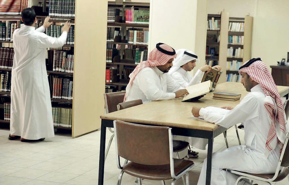 المكتبة العامة في العاصمة المقدسة .. 30 ألف عنوان بعضها يتجاوز 100 عام