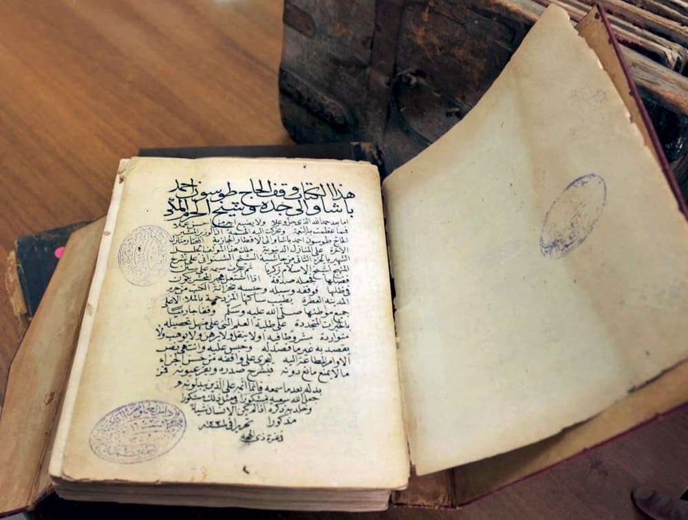 المكتبة العامة في العاصمة المقدسة .. 30 ألف عنوان بعضها يتجاوز 100 عام