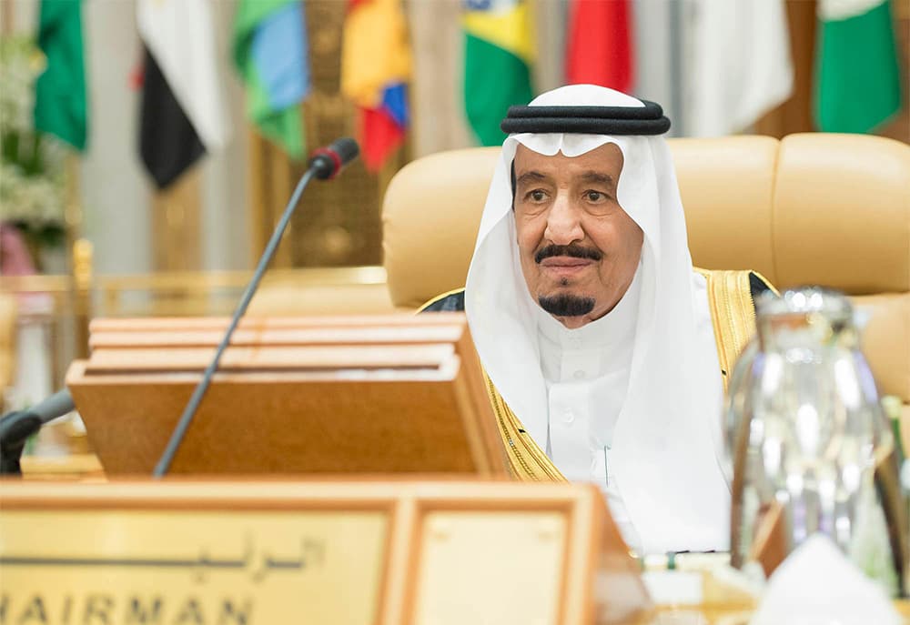 الملك من قمة الرياض يدعو قادة القمة إلى تأسيس مجالس لرجال الأعمال والتجارة الحرة
