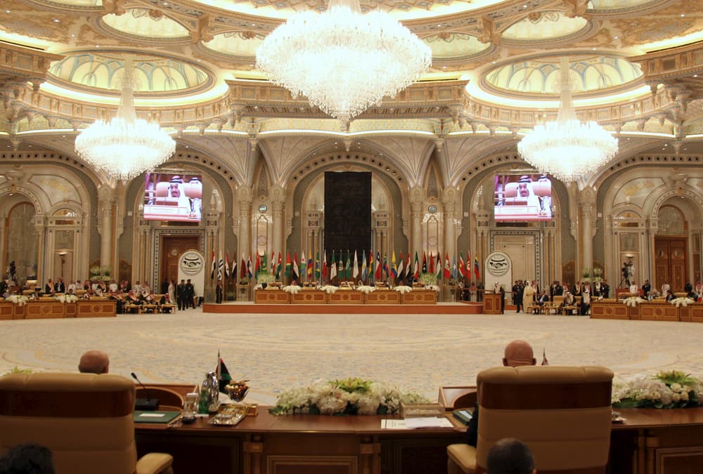 الملك من قمة الرياض يدعو قادة القمة إلى تأسيس مجالس لرجال الأعمال والتجارة الحرة