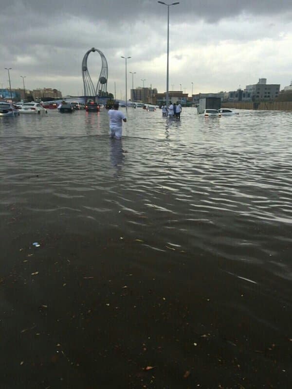 جدة تغرق في 22 مليمتر.. وأمير مكة يباشر عمله في مركز الأزمات