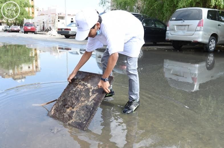 فرق "سواعد والكشافة " بتعليم جدة تباشر أعمالها التطوعية في الأحياء المتضررة من الأمطار